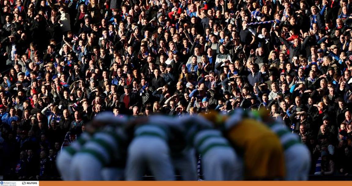 La concentrazione dei giocatori del Celtic, in cerchio prima del fischio d&#39;inizio. Sullo sfondo la tifoseria avversaria. Action Images